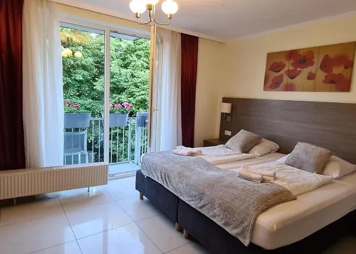 Zimmer mit Kingsize-Bett